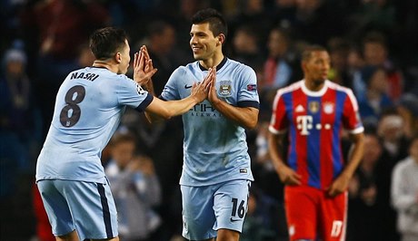 Samir Nasri a Sergio Agüero slaví vstelenou branku do sít Bayernu.