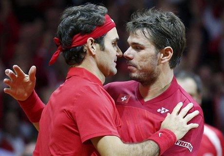 Finále tenisového Davisova poháru Francie - výcarsko: Federer (vlevo) a...