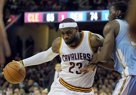 3. LeBron James - americký basketbalista, Cleveland Cavaliers. Celkový píjem...