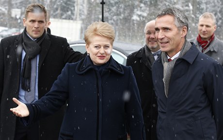 Litevská prezidentka Dalia Grybauskaité vítá generálního tajemníka NATO Jense...