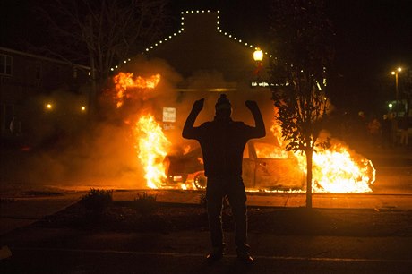 Fergusonský demonstrant oslavuje zniení policejního auta.