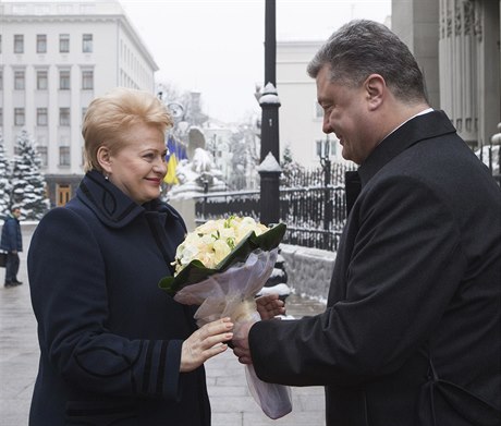 Ukrajinský prezident Petro Poroenko vítá v Kyjev prezidentku Litvy Daliu...