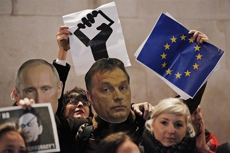 Demonstranti v maskách Vladimira Putina a Viktora Orbána protestují v Londýn...
