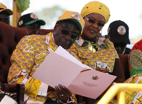 Robert Mugabe s manelkou Grace bhem prezidentských voleb v roce 2013.