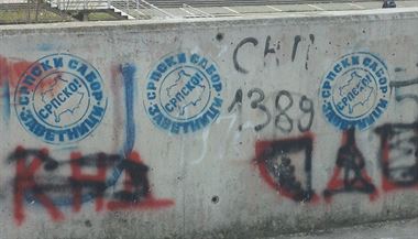 Srbskou i albnskou stranu mostu pokrvaj angaovan graffiti. Na slo 1389,...