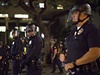 Klid v ulicích museli udrovat i policisté v Los Angeles.