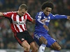 Lee Cattermole ze Sunderlandu si kryje m ped Willianem.