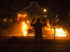 Fergusonsk demonstrant oslavuje znien policejnho auta.