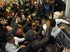 Britt zkaznci v obchod Asda ve Wembley se spou po zlevnnch televizch