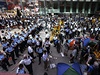 Hongkongsk ady odklzej barikdy, kter prodemokratit demonstranti...
