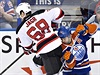 Jaromr Jgr (68) soupe o puk s Jordanem Eberle (14) z Edmonton Oilers.