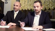 Jan Korytář (Změna) a Tibor Batthyany (ANO) při podpisu koaliční smlouvy v... | na serveru Lidovky.cz | aktuální zprávy