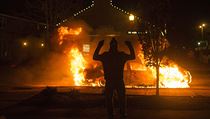 Fergusonsk demonstrant oslavuje znien policejnho auta.