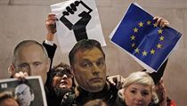 Demonstranti v maskách Vladimira Putina a Viktora Orbána protestují v Londýně... Demonstranti v maskách Vladimira Putina a Viktora Orbána protestují v Londýně...