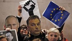 Demonstranti v maskách Vladimira Putina a Viktora Orbána protestují v Londýně... Demonstranti v maskách Vladimira Putina a Viktora Orbána protestují v Londýně...