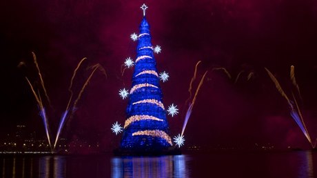 V Riu vztyili nejvyí vánoní strom svta, mí 85 metr