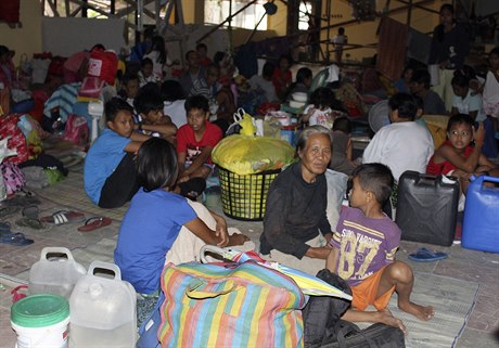 Evakuovaní Filipínci se ukryli ped tajfunem.