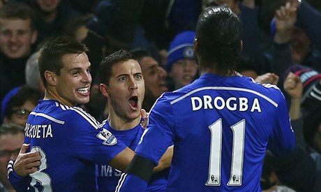 Fotbalisté Chelsea se radují ze vstelené branky.