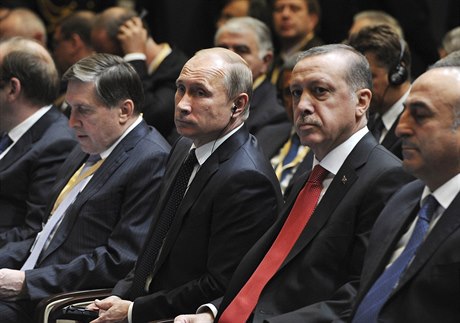 Vladimir Putin (uprosted) s tureckým prezidentem Erdoganem (druhý zprava).