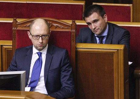 Ukrajinský premiér Arsenij Jaceuk (vlevo) s ministrem zahranií Pavlem...