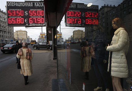 Kurz rublu na displejích v ulicích Moskvy.
