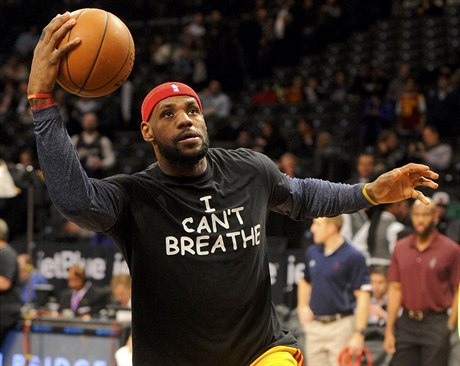 LeBron James svj protest naasoval na zápas, jemu pihlíel britský královský...