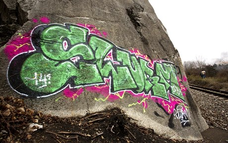 Graffiti na skále odsuzují ochránci pírody i sprejei.