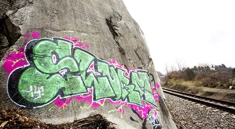 Lezci kvli graffiti sloitji hledají popisy cest na skále.