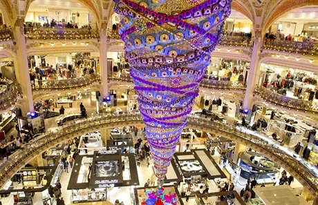 Luxusní obchodní domy v Paíi na vánoní výzdob obvykle neetí. Nejinak tomu...