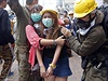 okovaná demonstrantka v ulicích Hongkongu