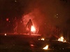 Demonstranti v atnsk tvrt Exarchia hz zpaln lahve i svtlice.