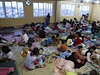Evakuaní centrum poblí Manily, kam se uchýlily obti tajfunu Hagupit.
