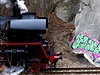 Graffiti na skle v praskch Hluboepech vedle eleznin trati.