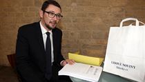 Mluvčí prezidenta Jiří Ovčáček převzal na Hradě vzkazy od čtenářů serveru... | na serveru Lidovky.cz | aktuální zprávy