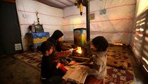 Syrt uprchlci v improvizovanm stanu v Libanonu. Kamna, suk a televize pro...