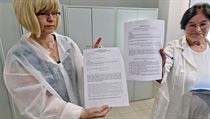 Opatření proti ebole. Lékařky ukazují dotazník pro cestující. | na serveru Lidovky.cz | aktuální zprávy