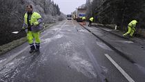 Na silnicích komplikuje dopravu ledovka, sníh i větve a stromy padající kvůli... | na serveru Lidovky.cz | aktuální zprávy