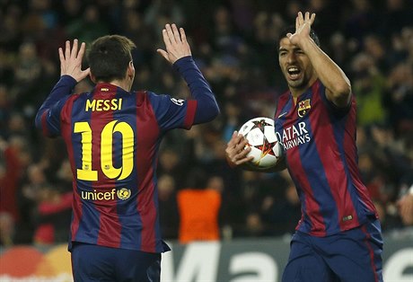 Barcelontí útoníci Lionel Messi a Luis Suárez slaví první gól do sít PSG.