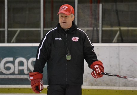 Trenér hokejist Slavie Duan Gregor.