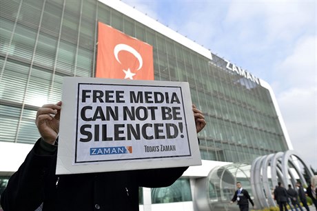 Svobodná média nemohou být umlena, hlásá nápis protestujícího v Turecku.