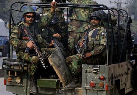 Pákistántí vojáci ped zásahem proti ozbrojencm z Talibanu.