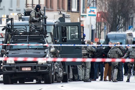 Policisté a pihlíející ped budovou v belgickém Gentu, kde zadruje tveice...