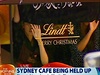 Útoníci drí v Sydney rukojmí. Vlajka pipomíná Islámský stát.