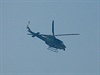 Armádní helikoptéra pelétává nad místem inu v Péávaru.