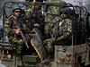 Pákistántí vojáci ped zásahem proti ozbrojencm z Talibanu.