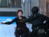 Policista napahuje ruce k rukojmí, jí se podailo utéct.