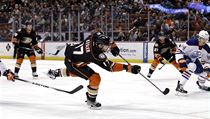 Ryan Kesler z týmu Anaheim Ducks (uprostřed), střílí na branku ve druhé třetině... | na serveru Lidovky.cz | aktuální zprávy