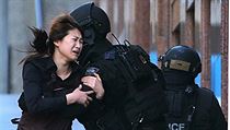 Několika rukojmím se v průběhu odpoledne podařilo z kavárny v Sydney utéct. Několika rukojmím se v průběhu odpoledne podařilo z kavárny v Sydney utéct.