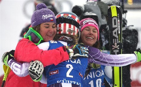 Vítzka Mikaela Shiffrin (uprosted) se objímá s dalími medailistkami, árkou...