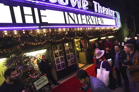 Diváci ped kinem, kde se uskutenila premiéra filmu The Interview